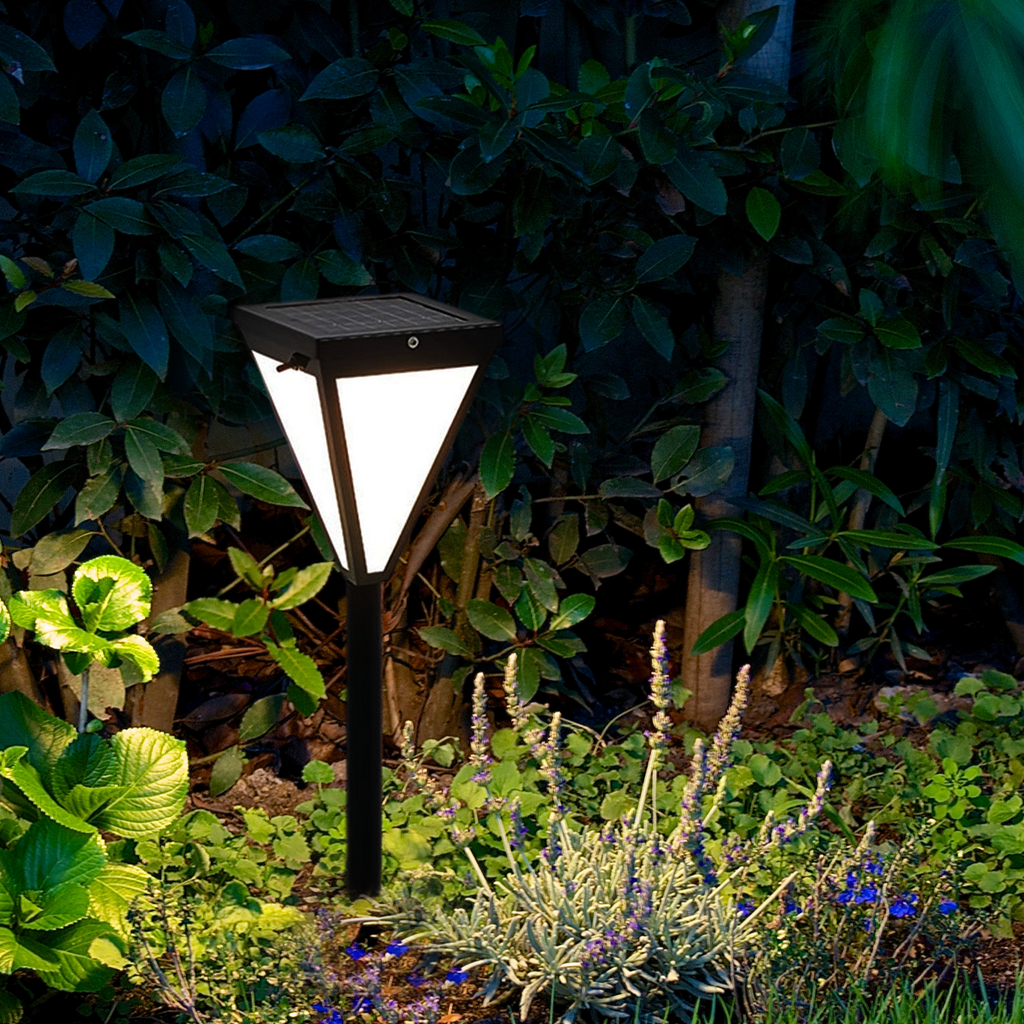 Luz solar moderna para camino exterior - diseño de metal negro - Flindria