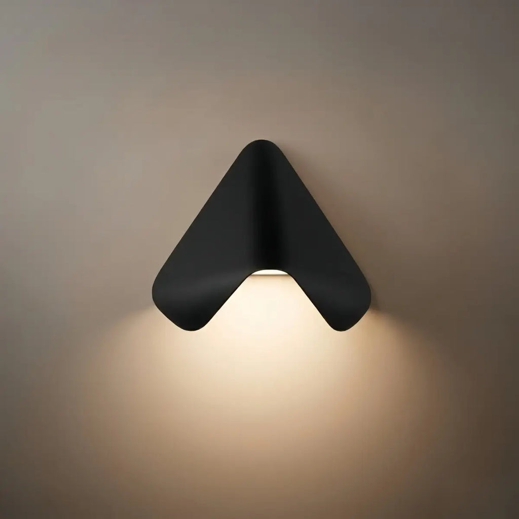 Modern Triangle Wall Lamp - Black/White Metal Outdoor Light for Garden - Flindria