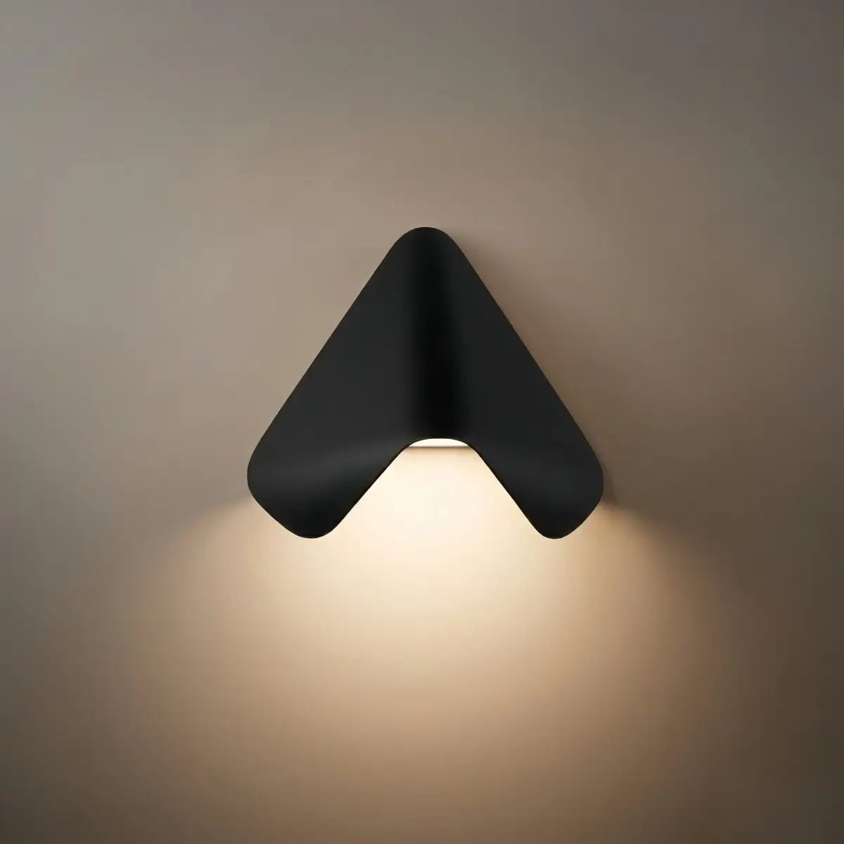 Modern Triangle Wall Lamp - Black/White Metal Outdoor Light for Garden - Flindria