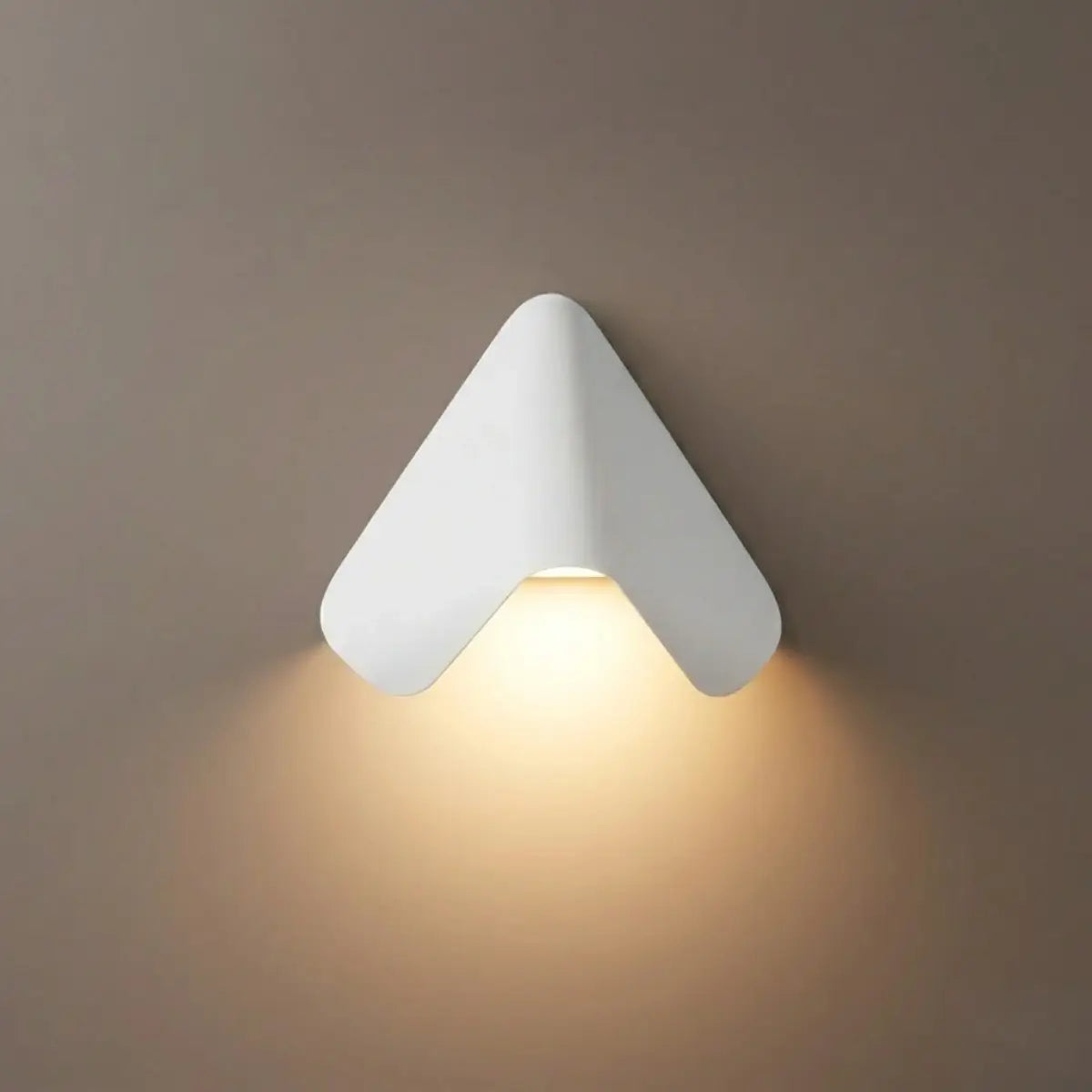 Modern Triangle Wall Lamp - Black/White Metal Outdoor Light for Garden - Flindria