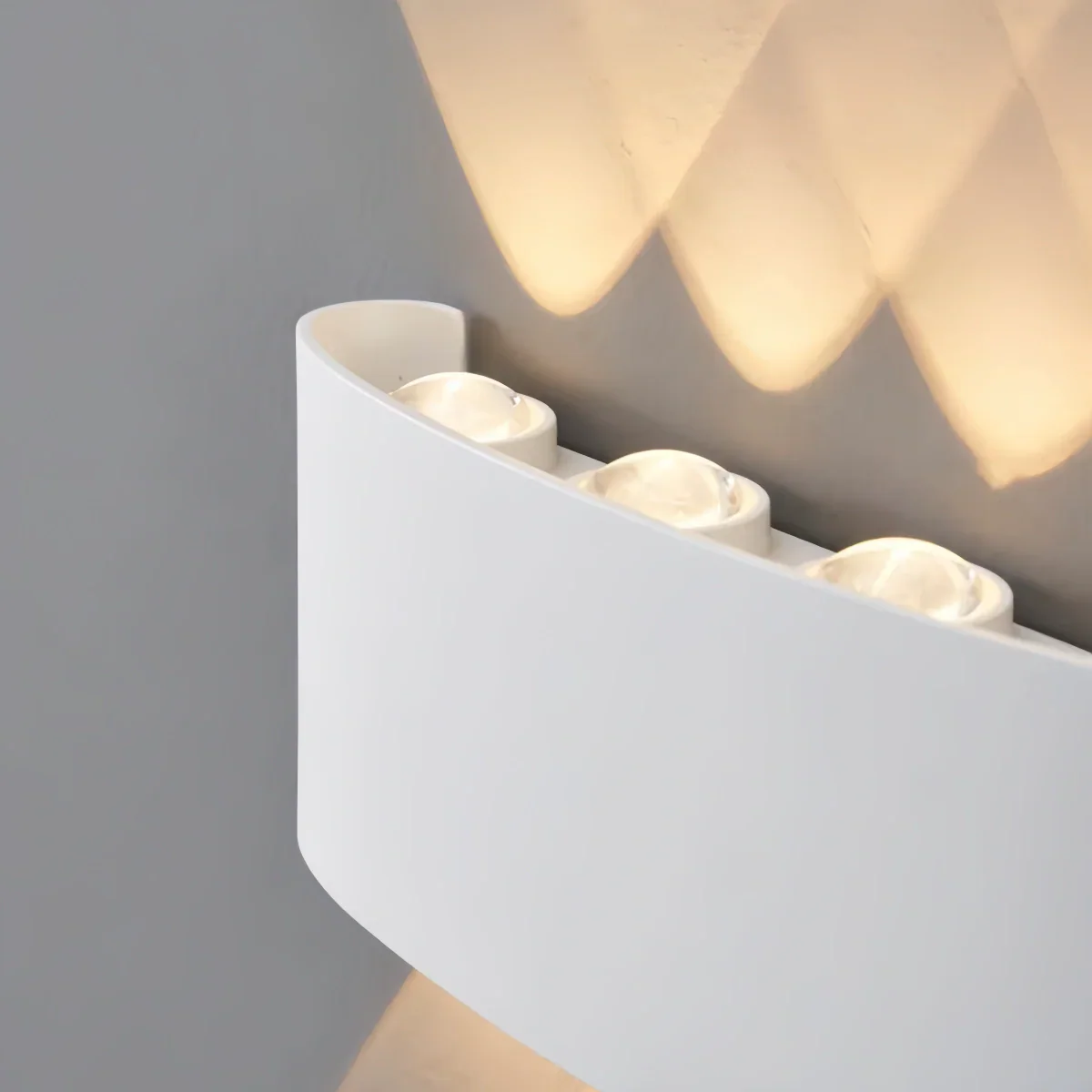 Modern Outdoor Wall Lamp - Black/White Metal Design for Corridor & Garden - Flindria