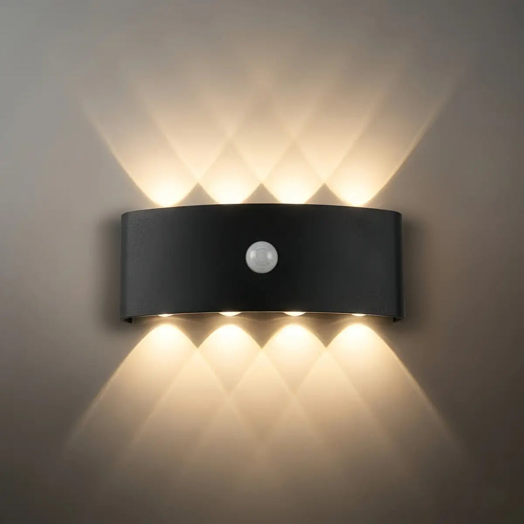 Modern Outdoor Wall Lamp - Black/White Metal Design for Corridor & Garden - Flindria