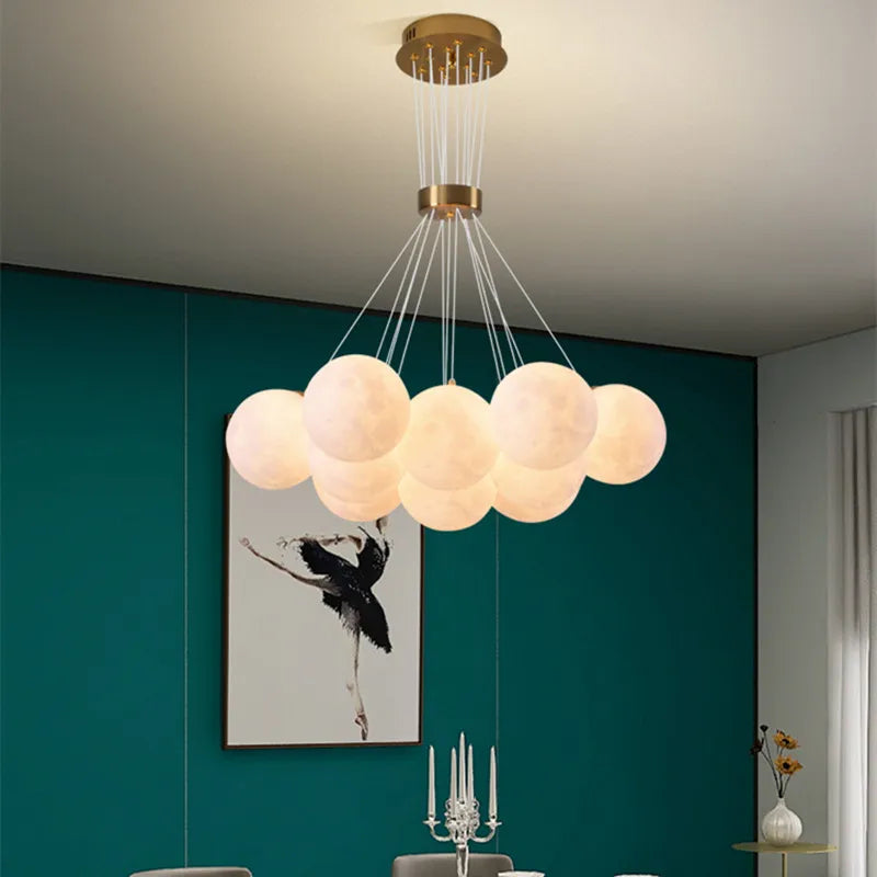 Celeste Orbs Kronleuchter mit Milch-Kugeln und goldenem Ringkabel