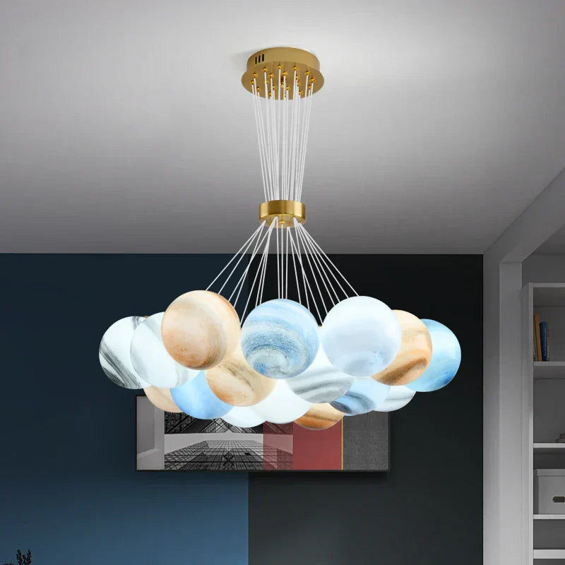 Celeste Orbs Kronleuchter mit Milch-Kugeln und goldenem Ringkabel