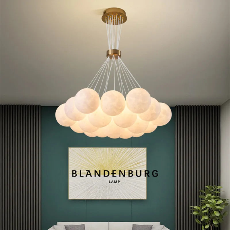 Celeste Orbs Kronleuchter mit Milch-Kugeln und goldenem Ringkabel