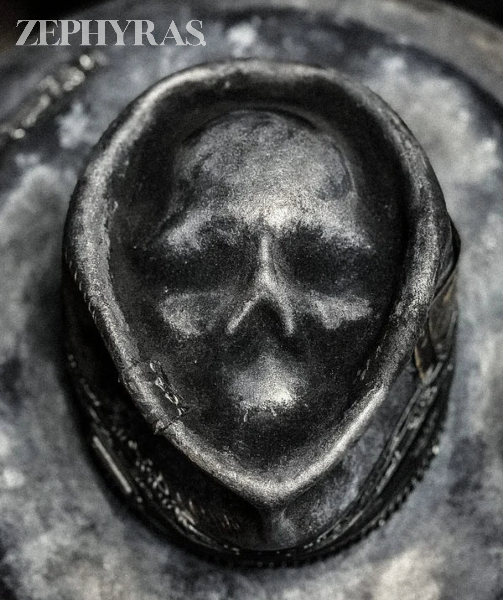 Handgefertigter Kunsthandwerker-Schädelhut — trendiges Scheibenemblem