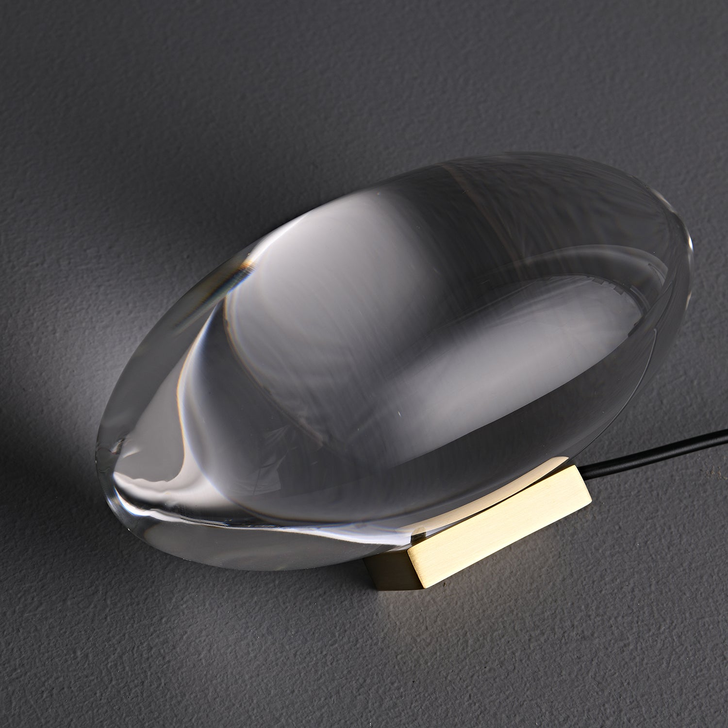 Lume Glasglobus Tischlampe mit Metallbasis für warmes Ambiente