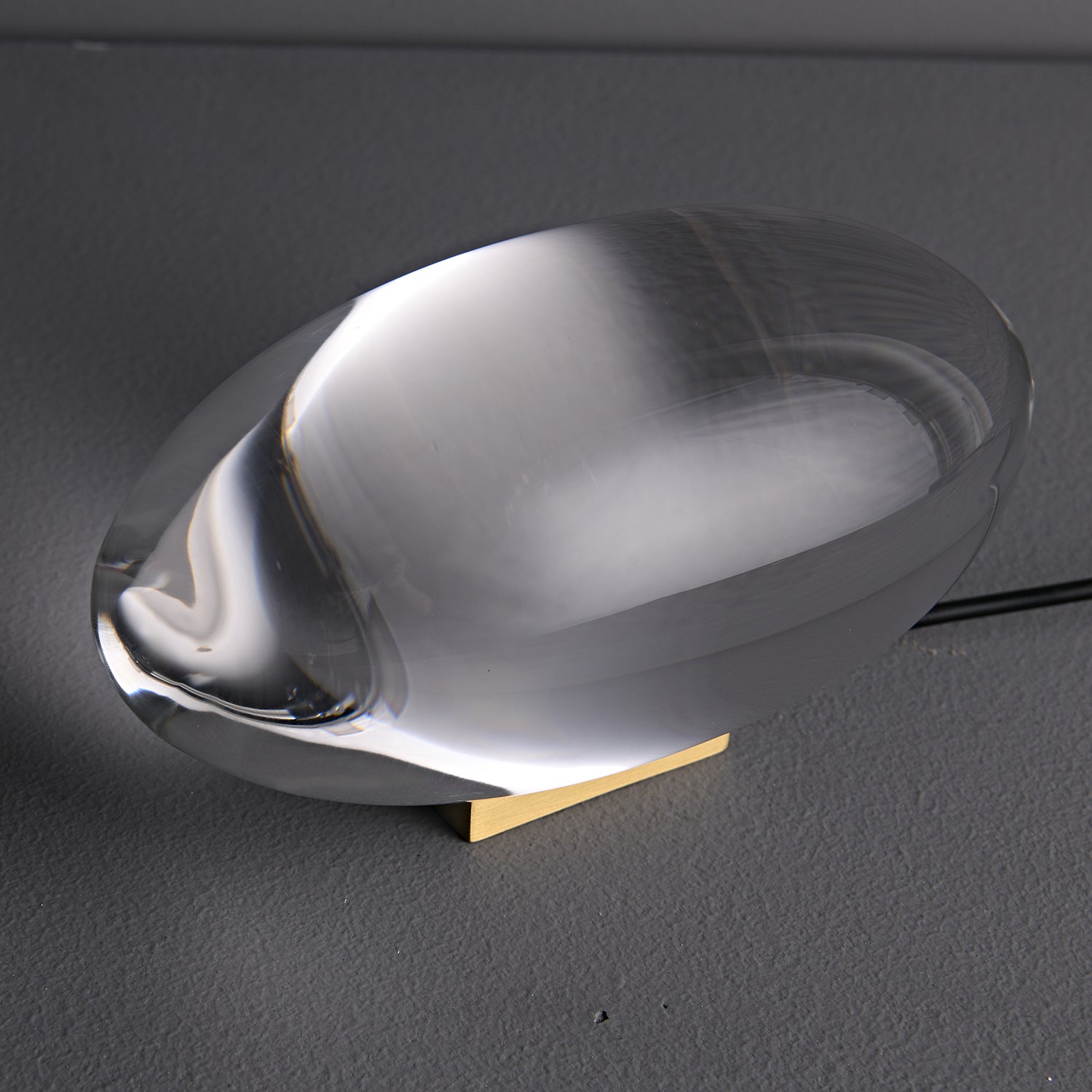 Lume Glasglobus Tischlampe mit Metallbasis für warmes Ambiente