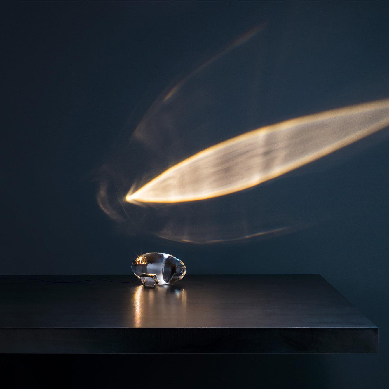 Lume Glasglobus Tischlampe mit Metallbasis für warmes Ambiente
