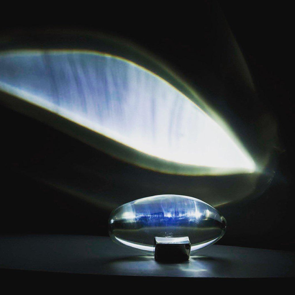 Lume Glasglobus Tischlampe mit Metallbasis für warmes Ambiente