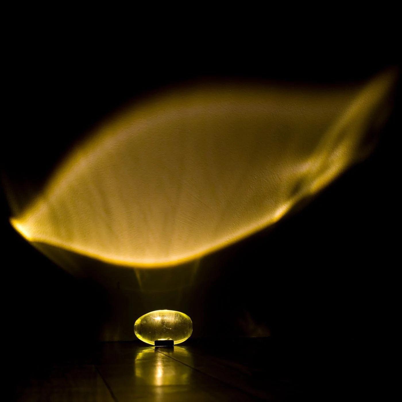 Lume Glasglobus Tischlampe mit Metallbasis für warmes Ambiente