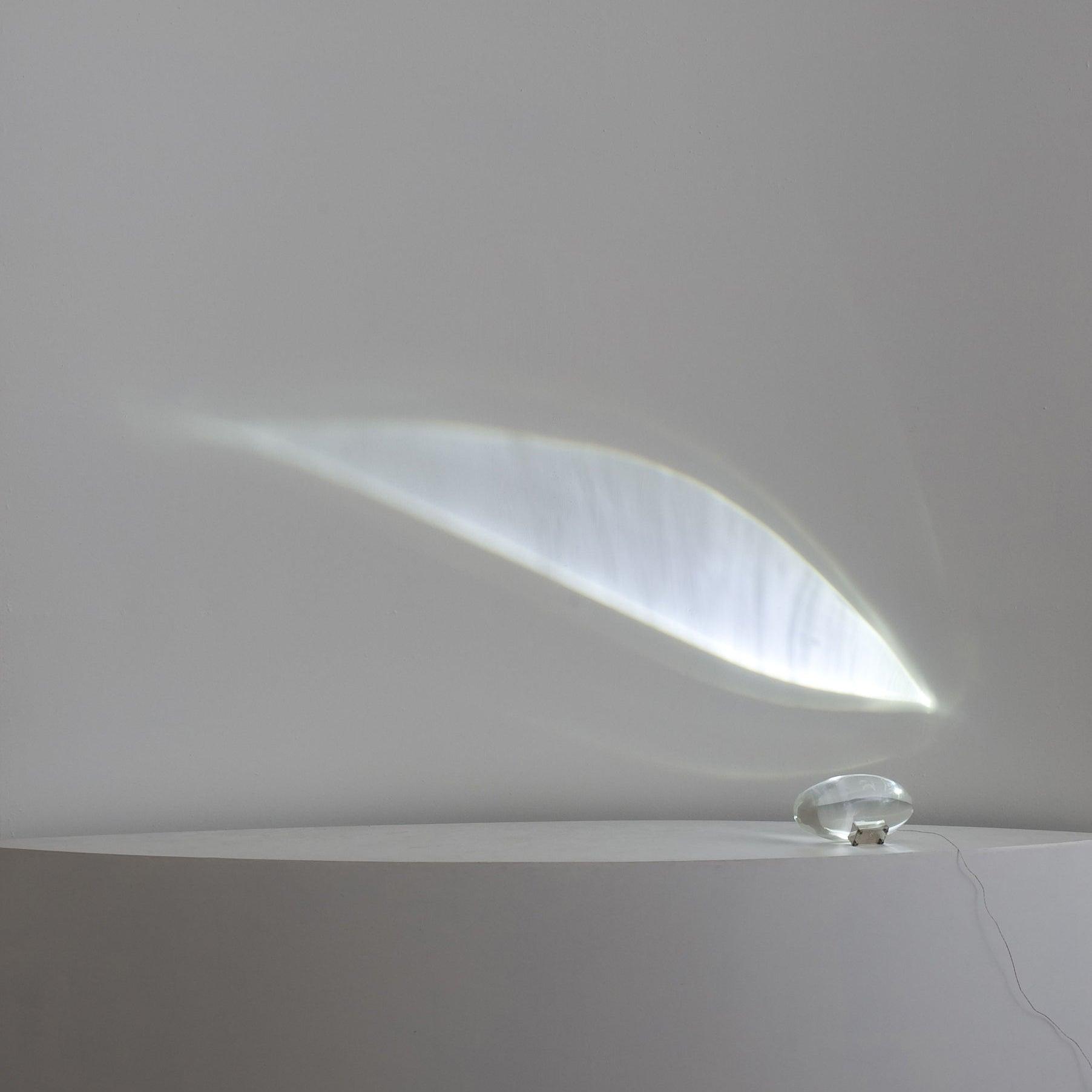 Lume Glasglobus Tischlampe mit Metallbasis für warmes Ambiente