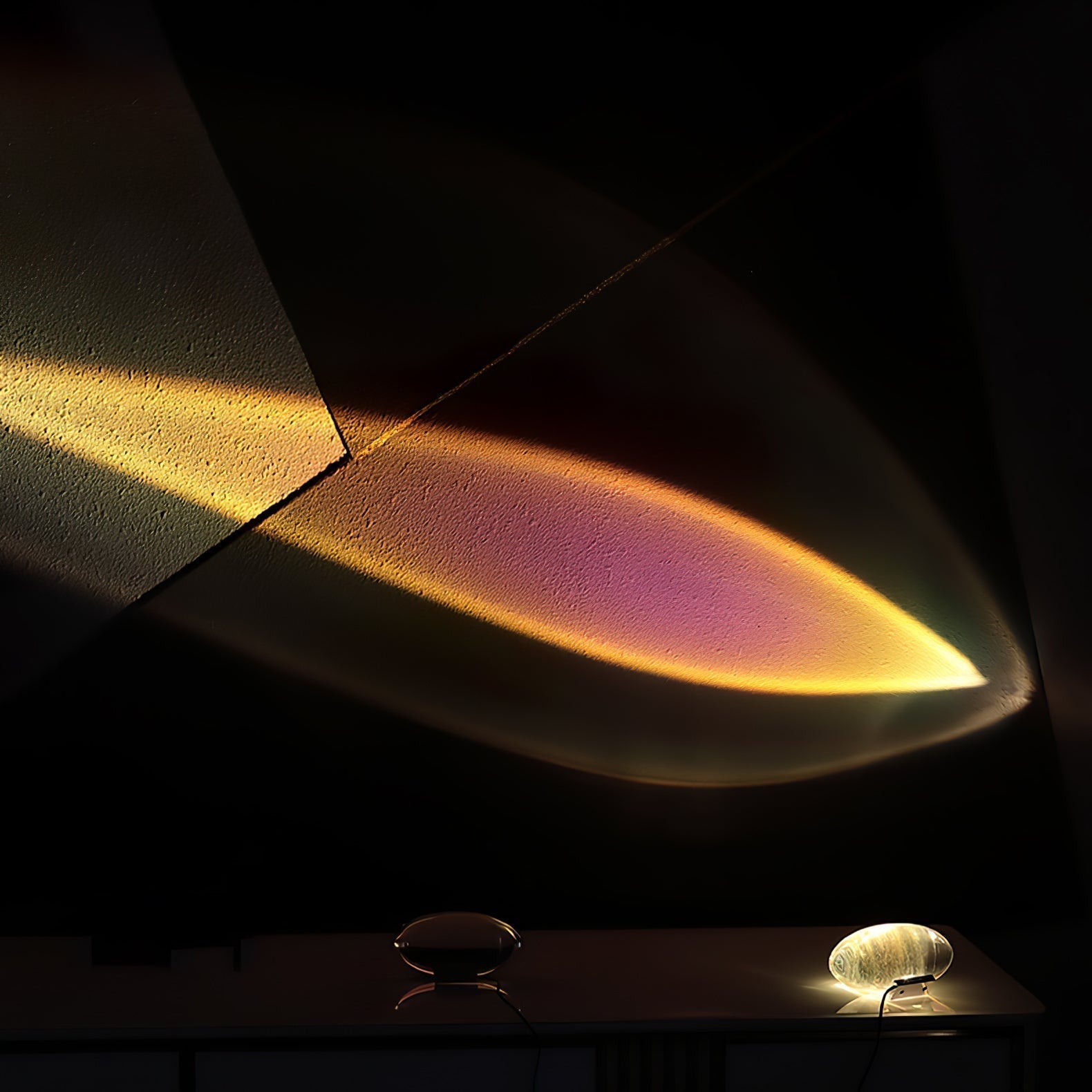 Lume Glasglobus Tischlampe mit Metallbasis für warmes Ambiente