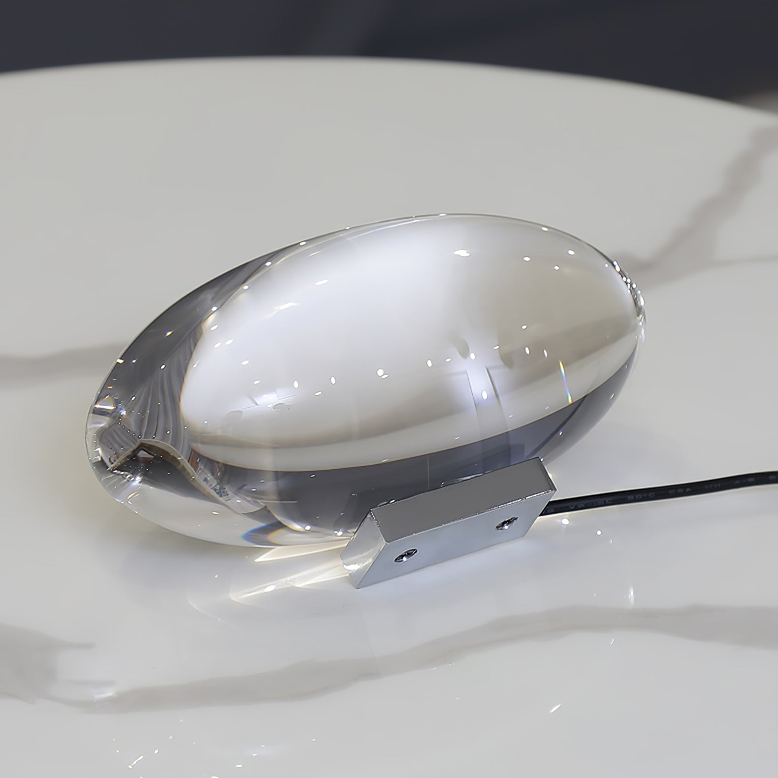 Lume Glasglobus Tischlampe mit Metallbasis für warmes Ambiente