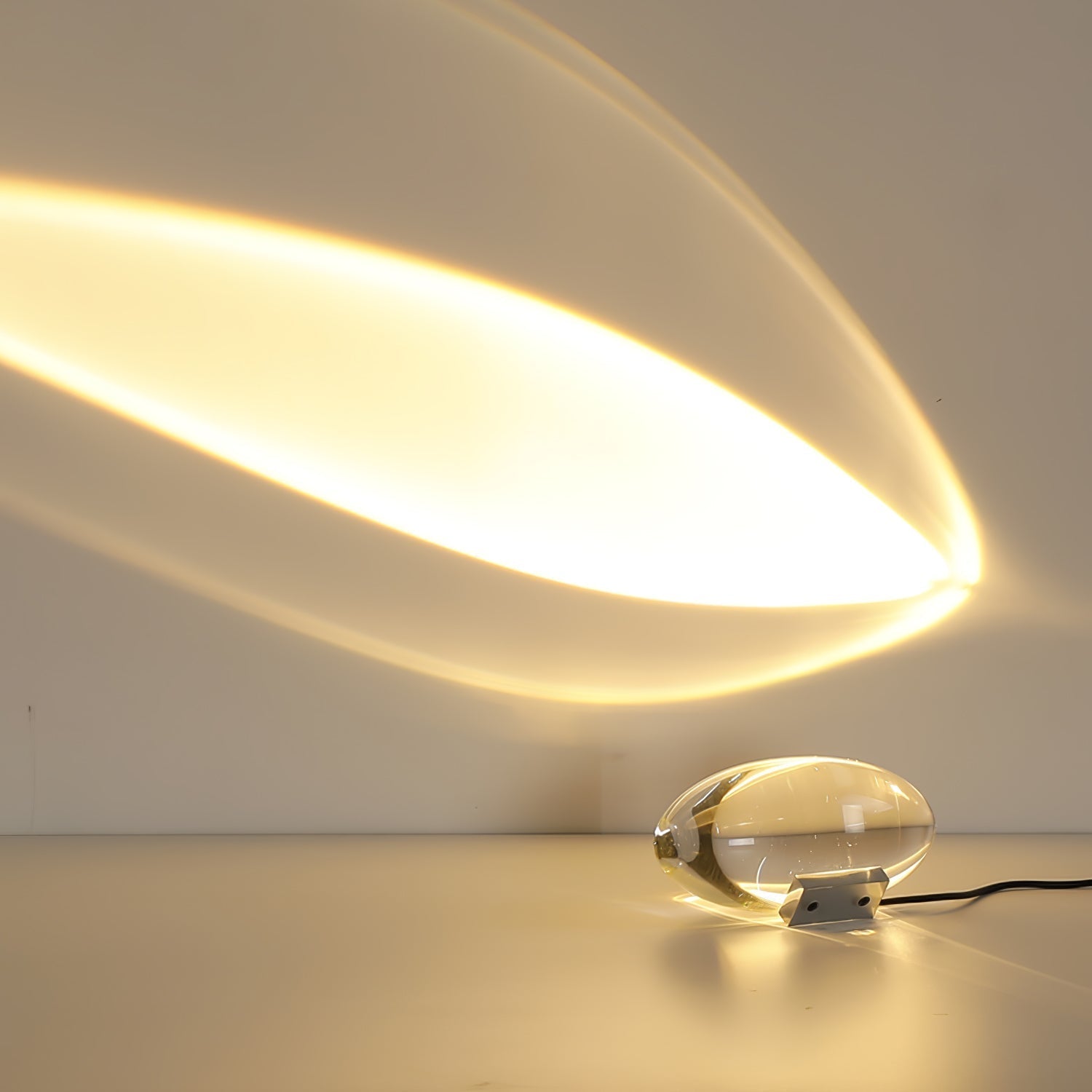 Lume Glasglobus Tischlampe mit Metallbasis für warmes Ambiente