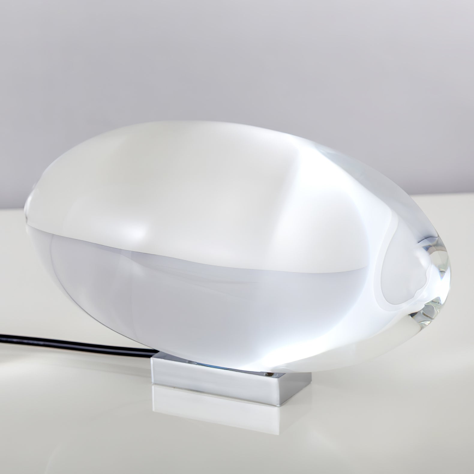 Lume Glasglobus Tischlampe mit Metallbasis für warmes Ambiente