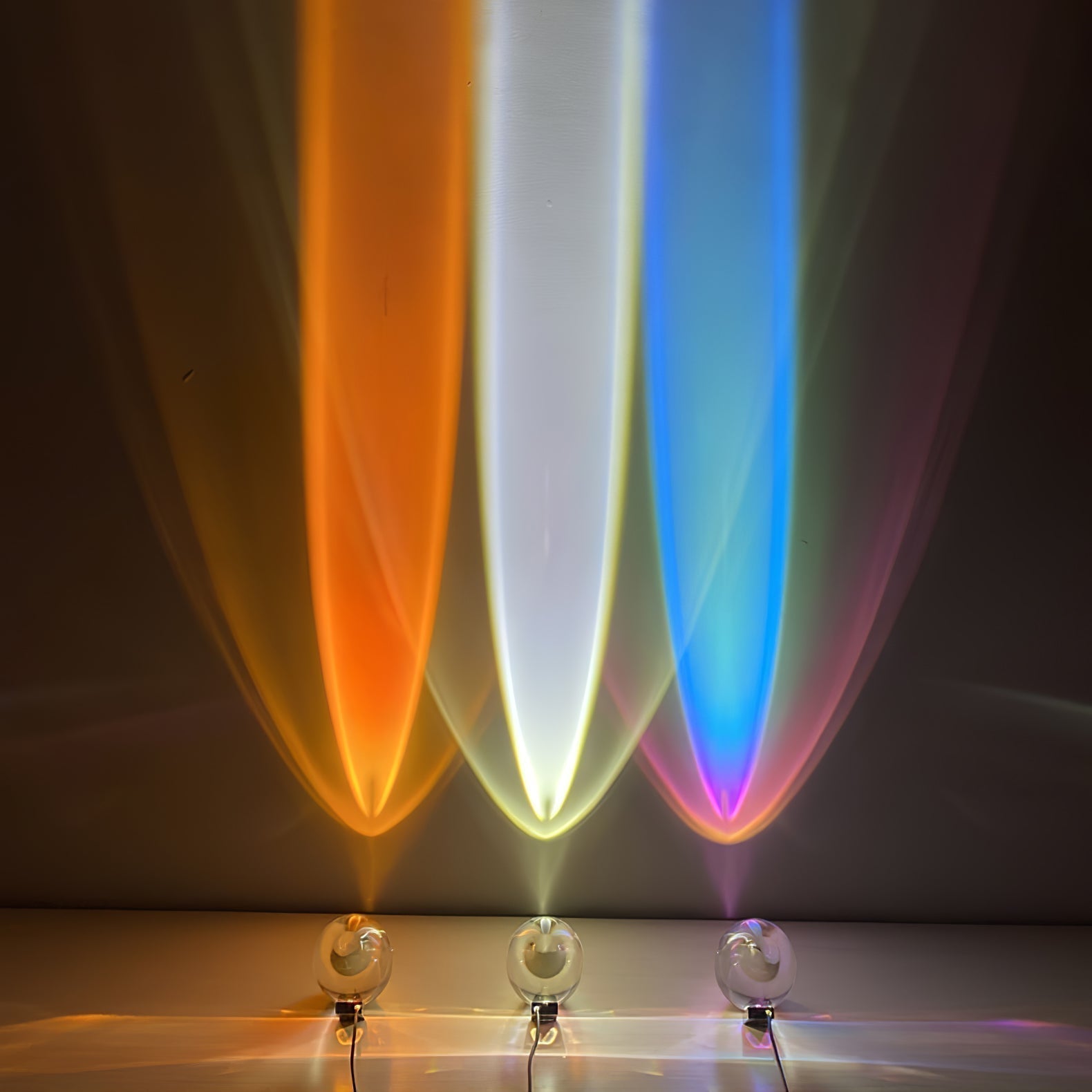 Lume Glasglobus Tischlampe mit Metallbasis für warmes Ambiente