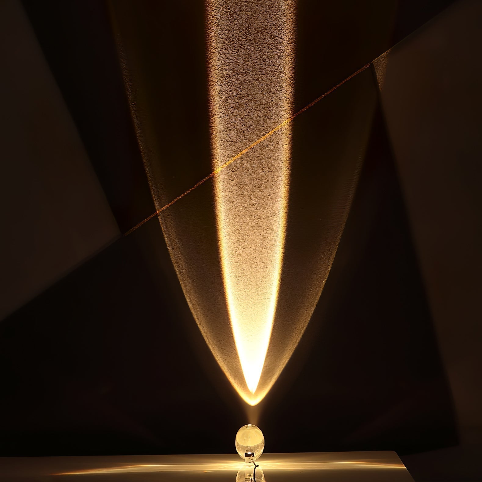 Lume Glasglobus Tischlampe mit Metallbasis für warmes Ambiente