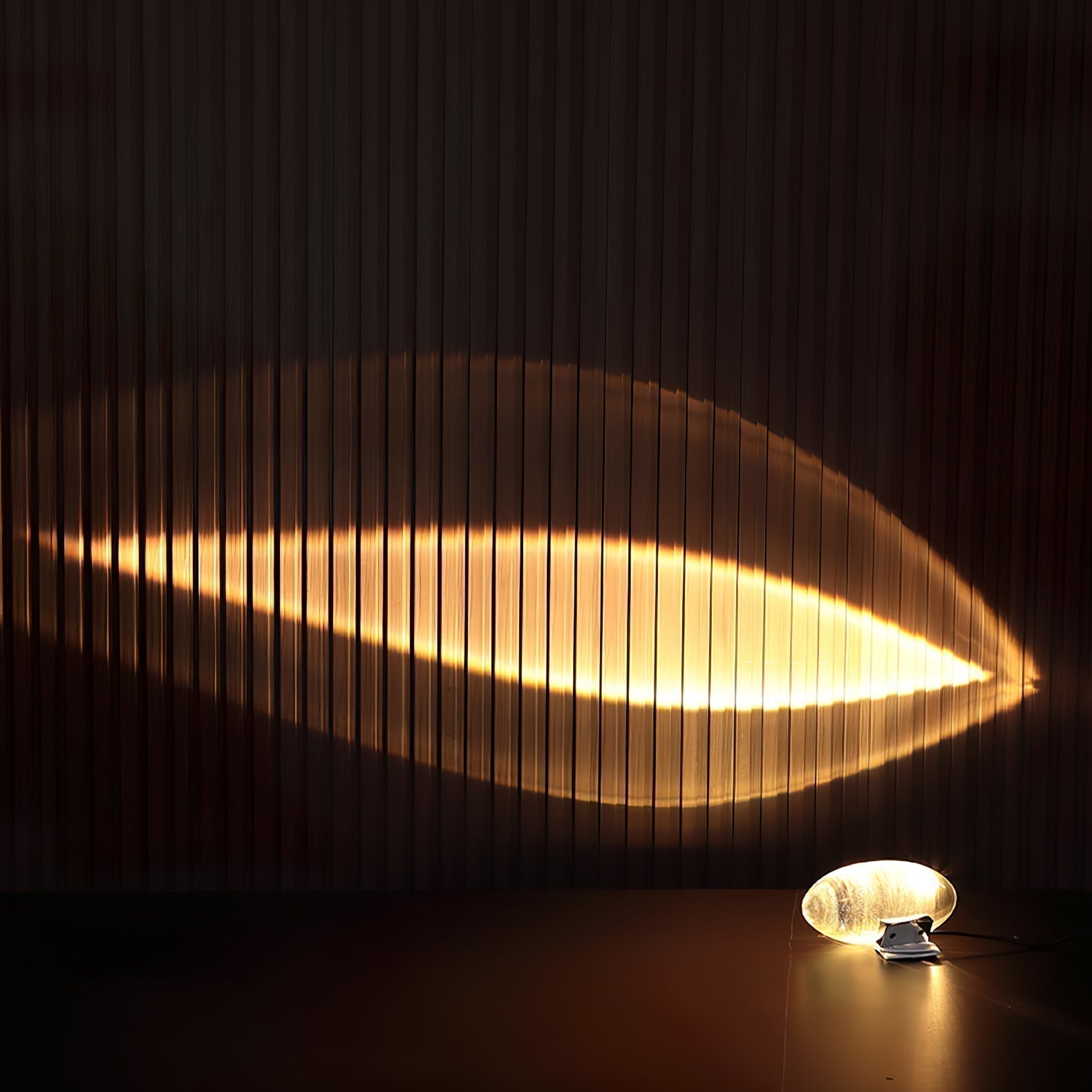 Lume Glasglobus Tischlampe mit Metallbasis für warmes Ambiente