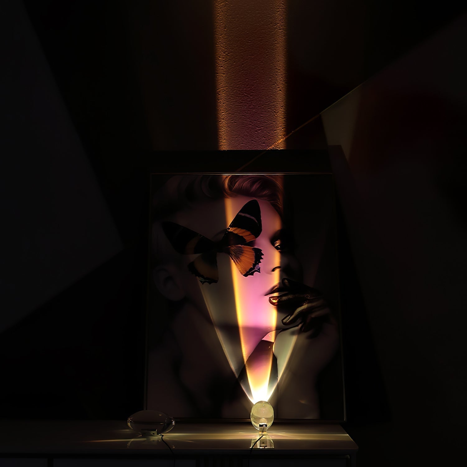 Lume Glasglobus Tischlampe mit Metallbasis für warmes Ambiente