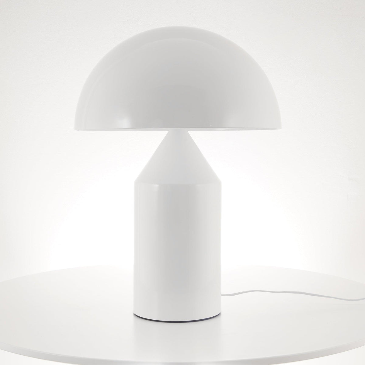 Atollo geometrisk bordslampa i metall - ikonisk italiensk design