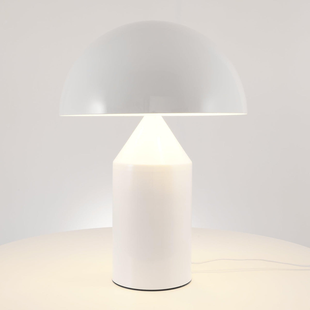 Atollo geometrisk bordslampa i metall - ikonisk italiensk design