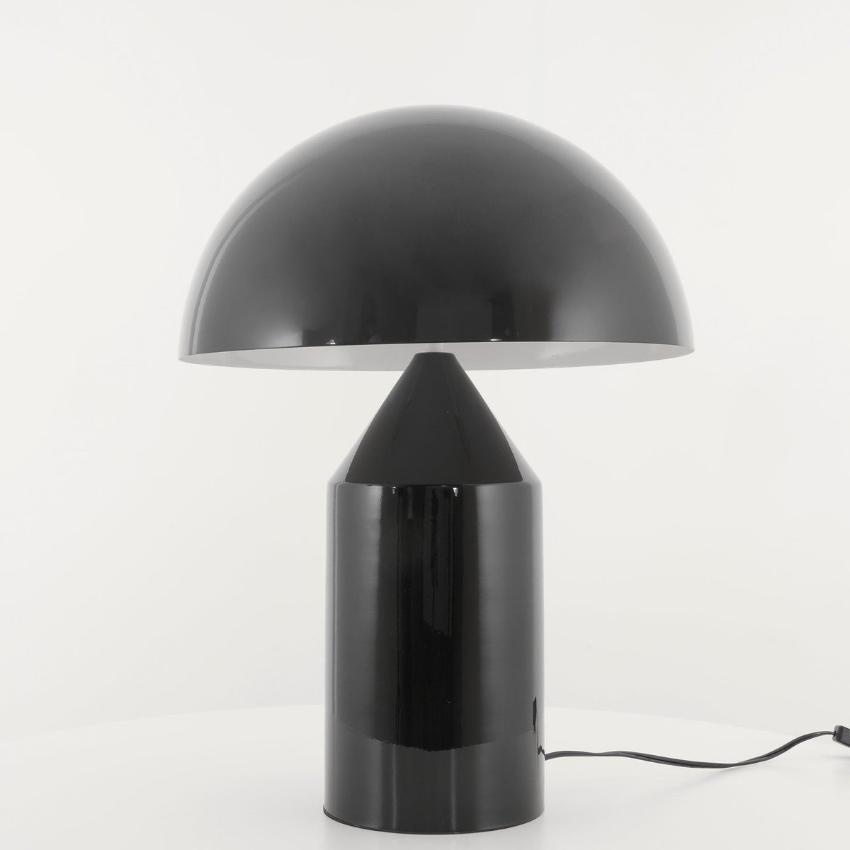 Atollo geometrisk bordslampa i metall - ikonisk italiensk design