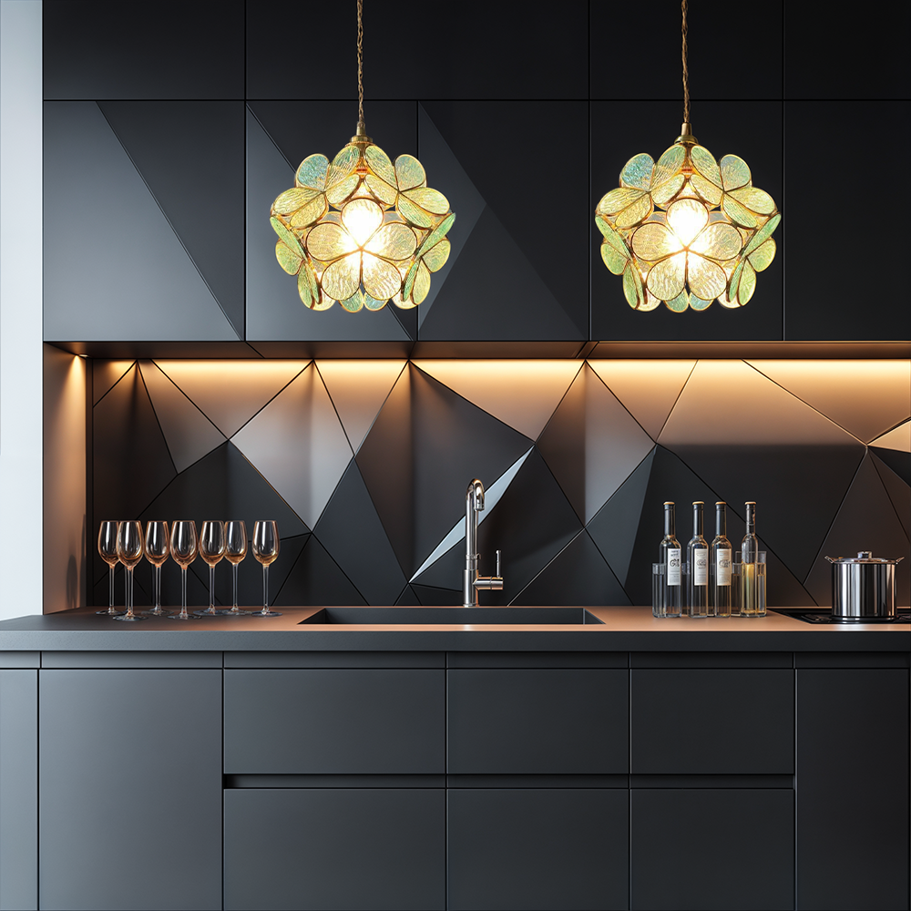 Aurea Florale Glas-LED-Pendelleuchte mit eleganten goldenen Akzenten