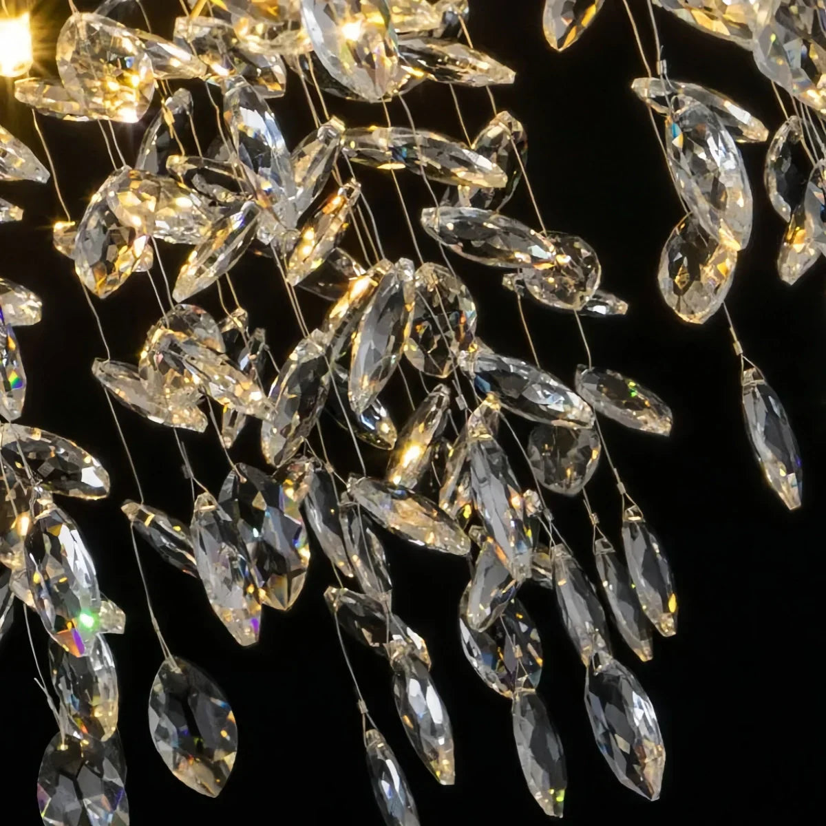 Lustre moderne de luxe - Groupe de cristaux et cadre métallique doré pour salon - Flindria