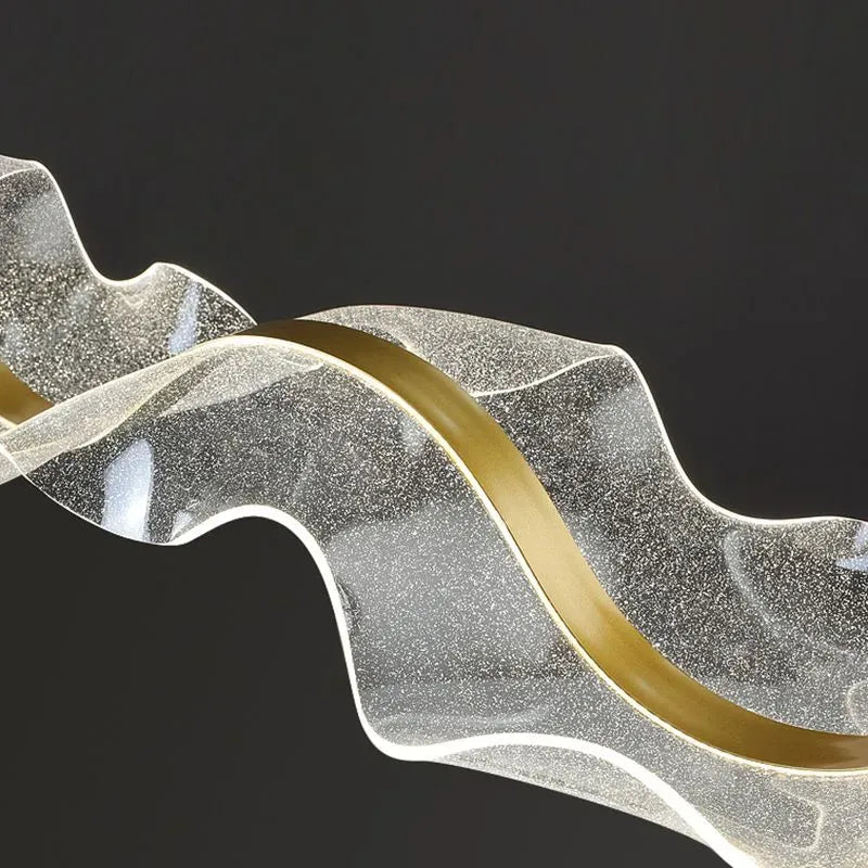 Lámpara colgante moderna de metal y acrílico - Diseño de onda dorada para comedor - Flindria