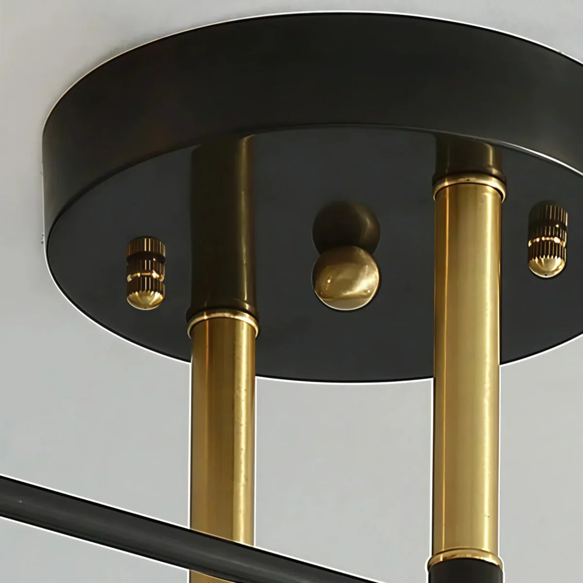 ダイニングルーム用のモダングローブ天井照明 — 黒＆金の金属／ガラスフラッシュマウント フリンドリア