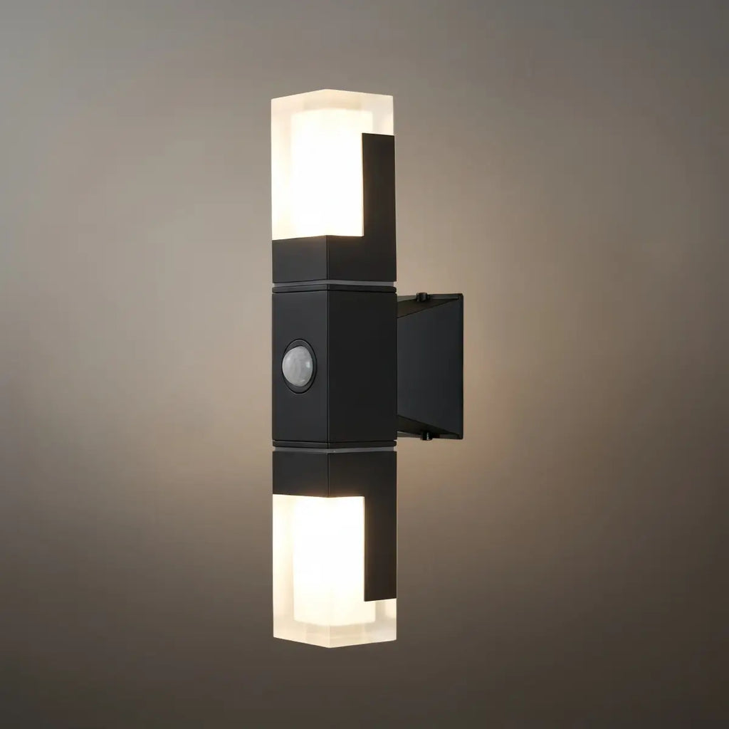 Modern Rectangle Wall Sconce - Black Metal for Garden/Outdoor Spaces - Flindria
