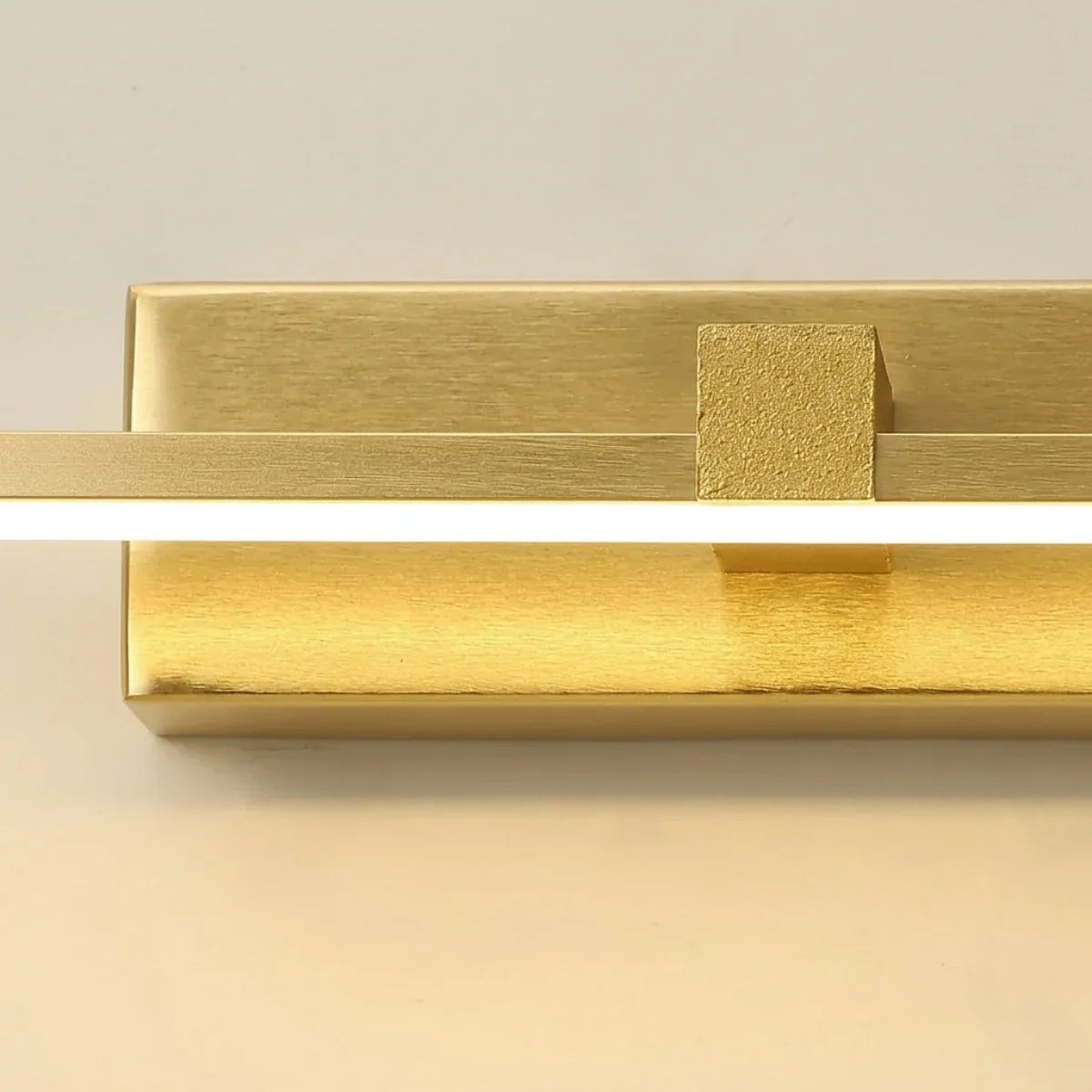 Modern Linear Wall Lamp - Gold Metal & Acrylic for Living Room - Flindria