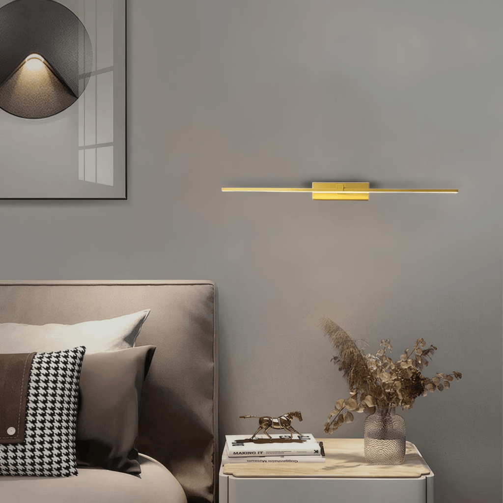 Modern Linear Wall Lamp - Gold Metal & Acrylic for Living Room - Flindria
