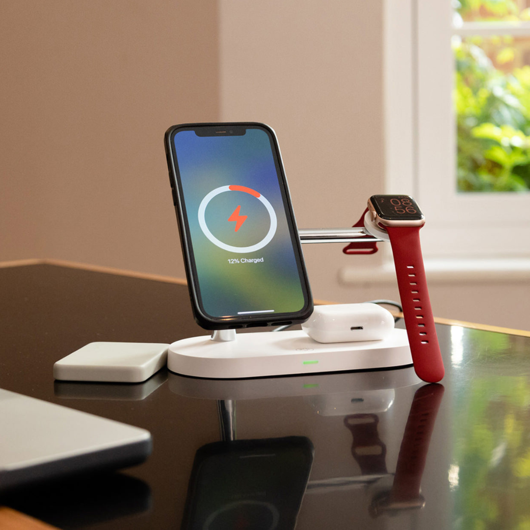 QuattroCharge 4-i-1 trådlös MagSafe-laddare — laddningsstation för iPhone, Apple Watch och hörlurar