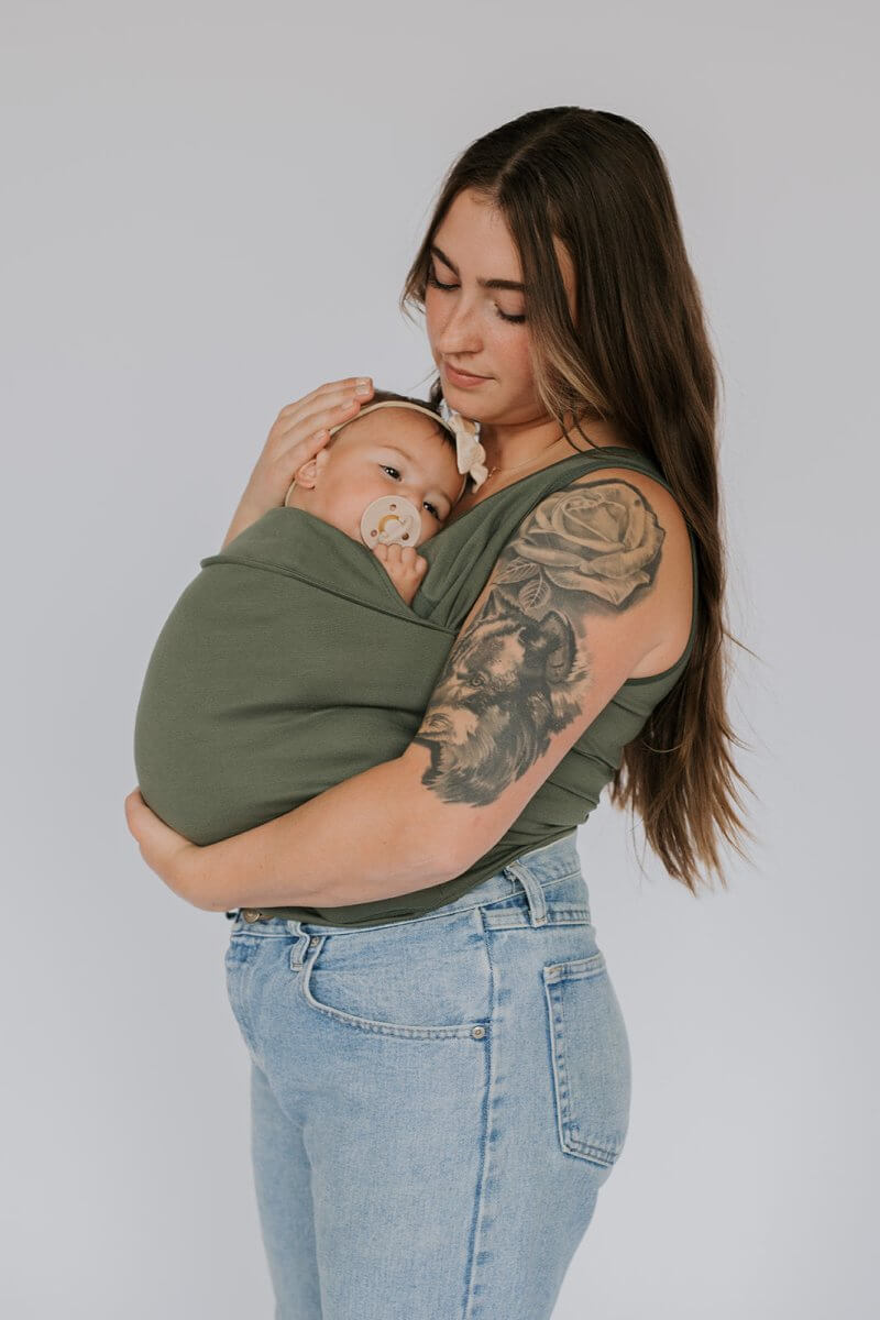 Babytrage-T-Shirt — stilvolles freihändiges Tragen des Babys