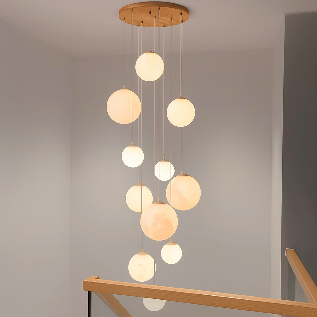 Solara Globus Treppen-Chandelier für hohe Deckenräume