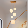 Solara Globus Treppen-Chandelier für hohe Deckenräume