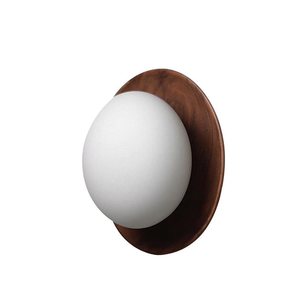 Weiße Wandleuchte aus Naturholz — schlichtes minimalistisches Design