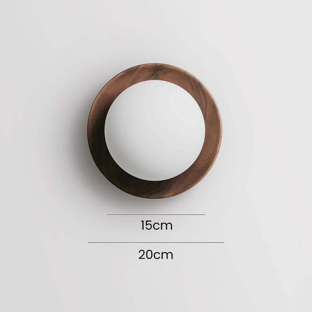 Weiße Wandleuchte aus Naturholz — schlichtes minimalistisches Design