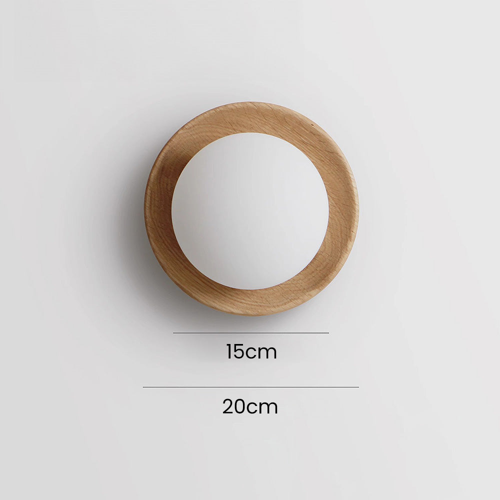 Weiße Wandleuchte aus Naturholz — schlichtes minimalistisches Design
