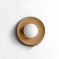 Weiße Wandleuchte aus Naturholz — schlichtes minimalistisches Design