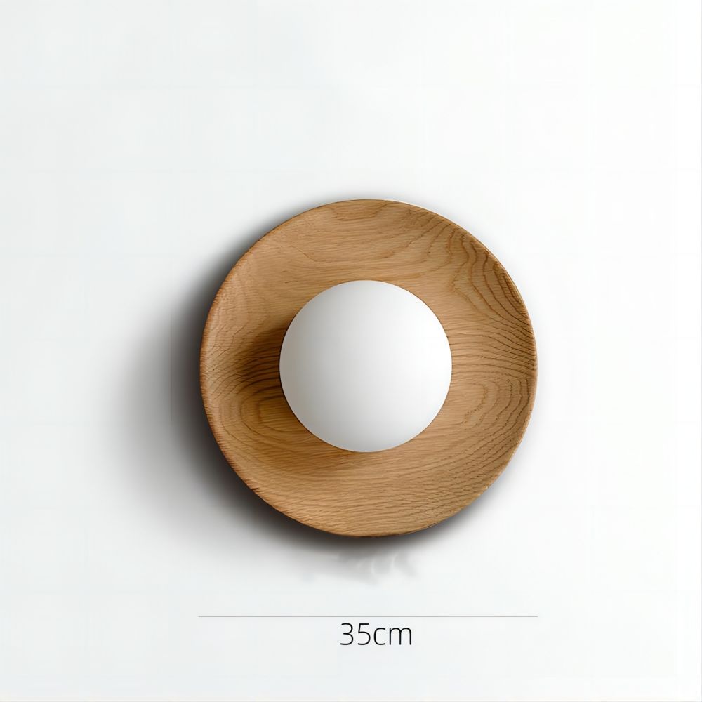 Weiße Wandleuchte aus Naturholz — schlichtes minimalistisches Design