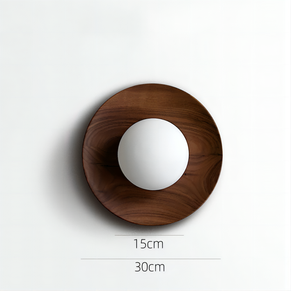 Weiße Wandleuchte aus Naturholz — schlichtes minimalistisches Design