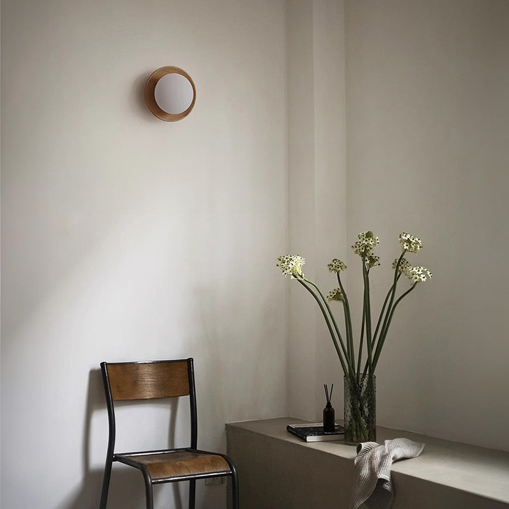 Weiße Wandleuchte aus Naturholz — schlichtes minimalistisches Design