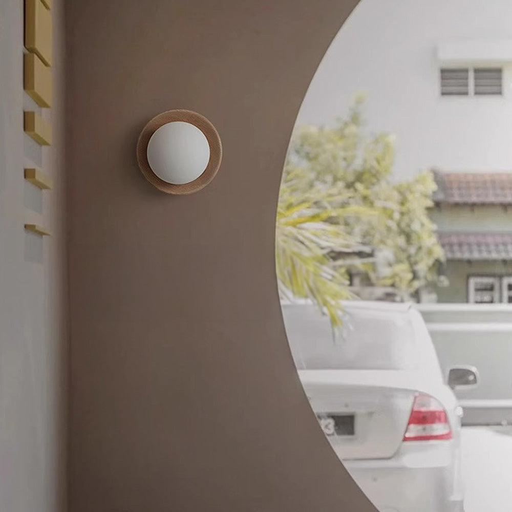Weiße Wandleuchte aus Naturholz — schlichtes minimalistisches Design