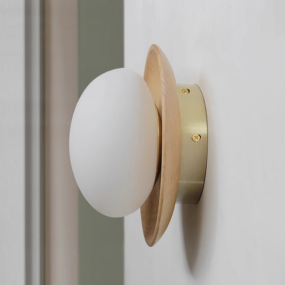 Weiße Wandleuchte aus Naturholz — schlichtes minimalistisches Design