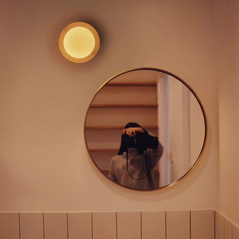 Weiße Wandleuchte aus Naturholz — schlichtes minimalistisches Design