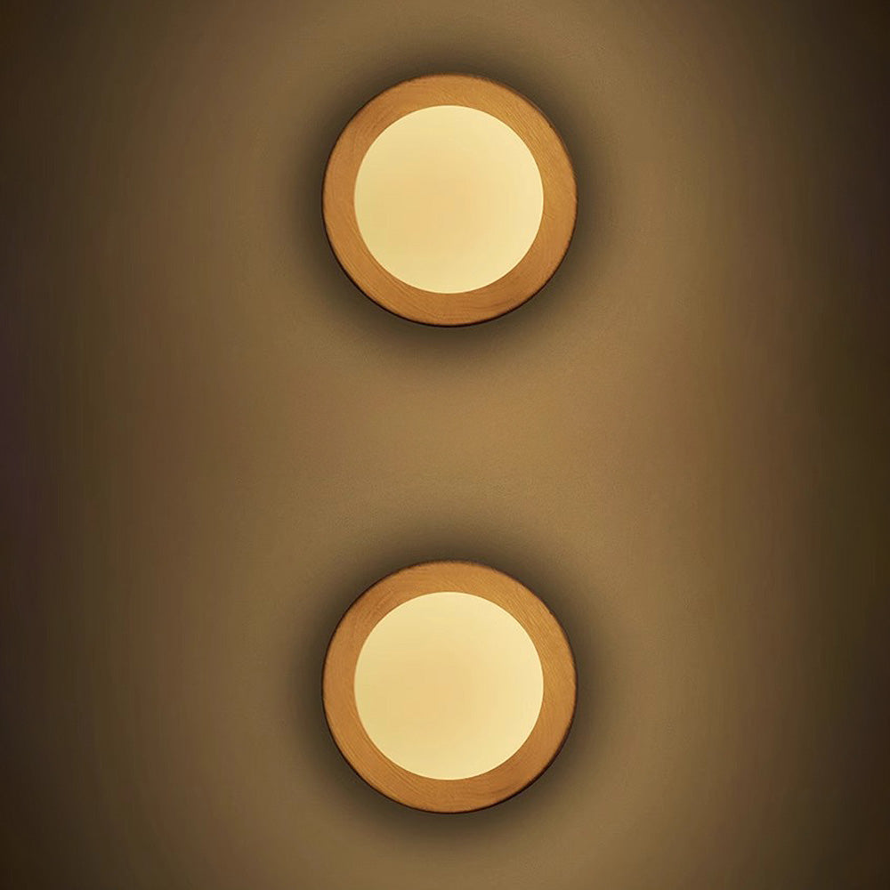 Weiße Wandleuchte aus Naturholz — schlichtes minimalistisches Design
