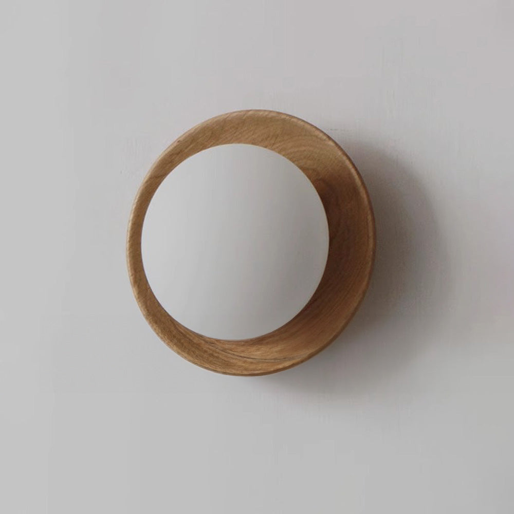 Weiße Wandleuchte aus Naturholz — schlichtes minimalistisches Design